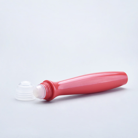 Pequeño rollo de 15 ml en botellas con bola de vidrio de plástico para suero facial